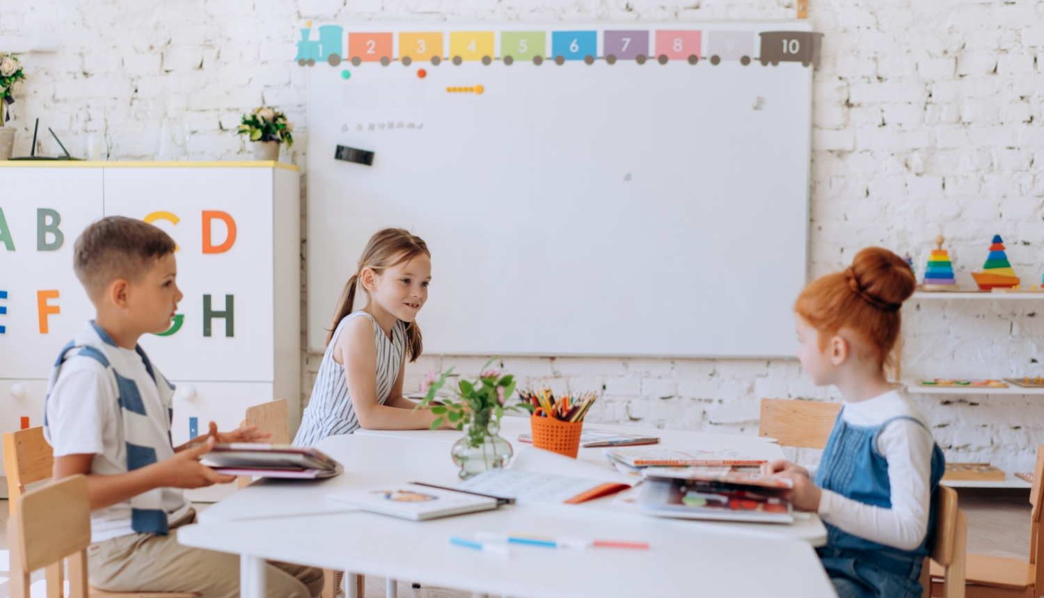 bērni mācās pie galda