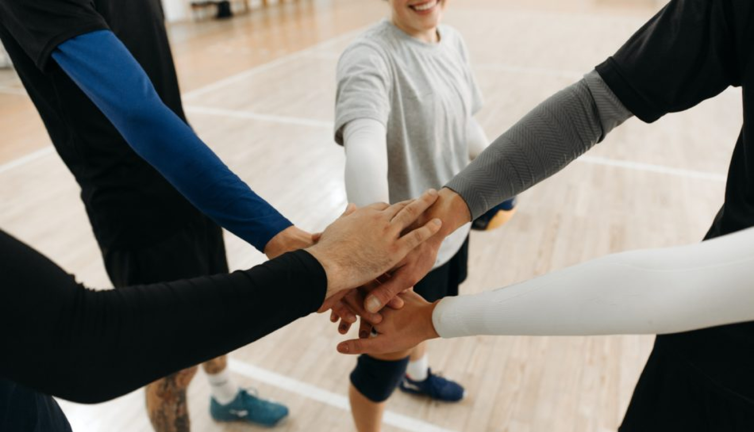 Cilvēki salikuši rokas kopā