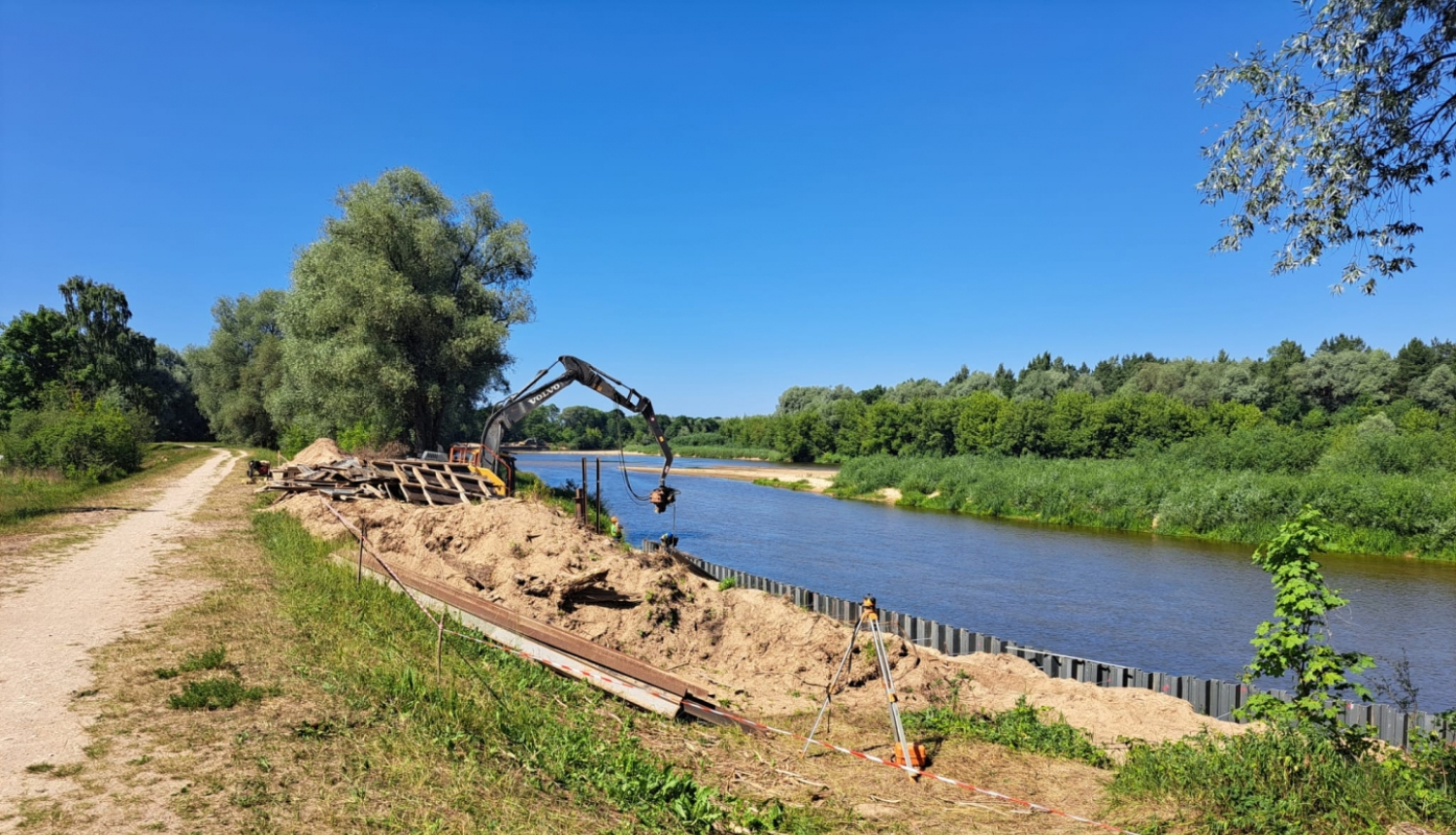 Gaujas krastā stiprina dambi