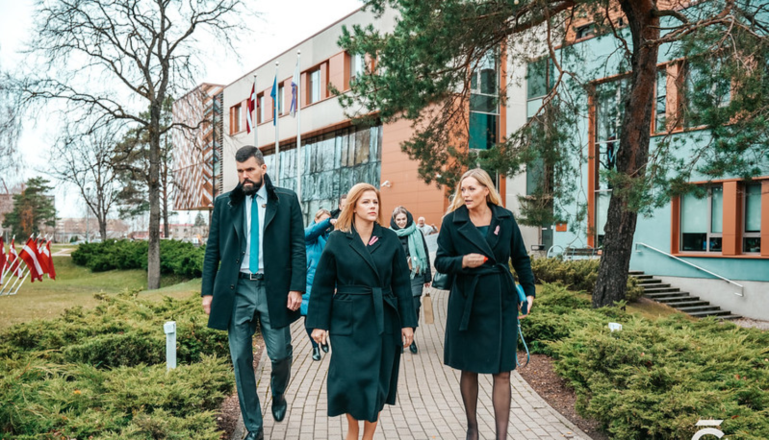 Premjere un novada vadītāja pie domes ēkas