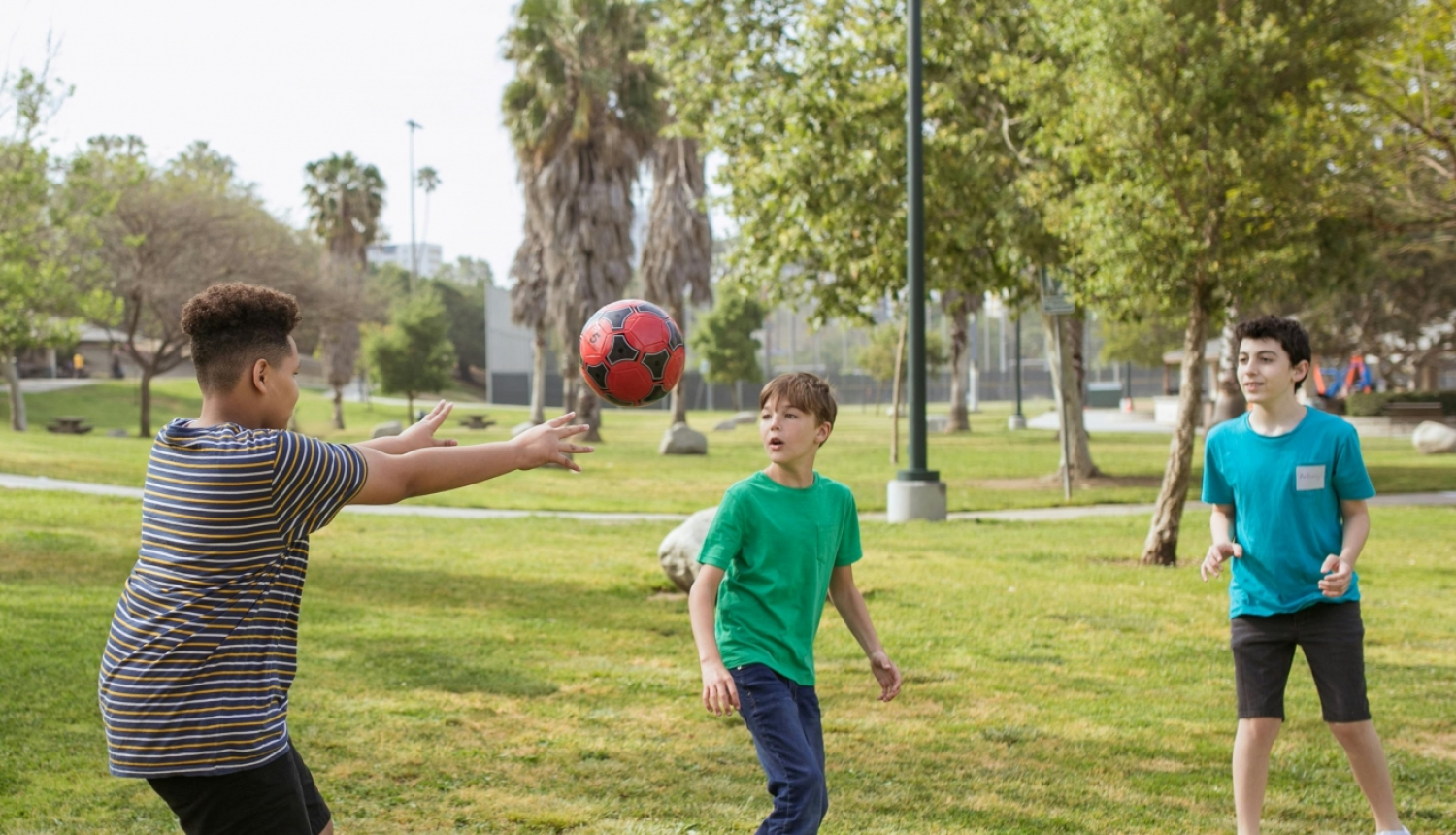 jauniešu nometne, zēni spēlē bumbu