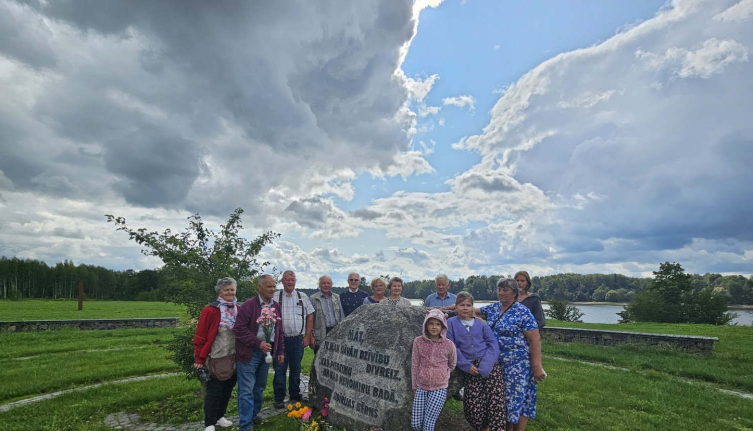 cilvēki pie pieminekļa