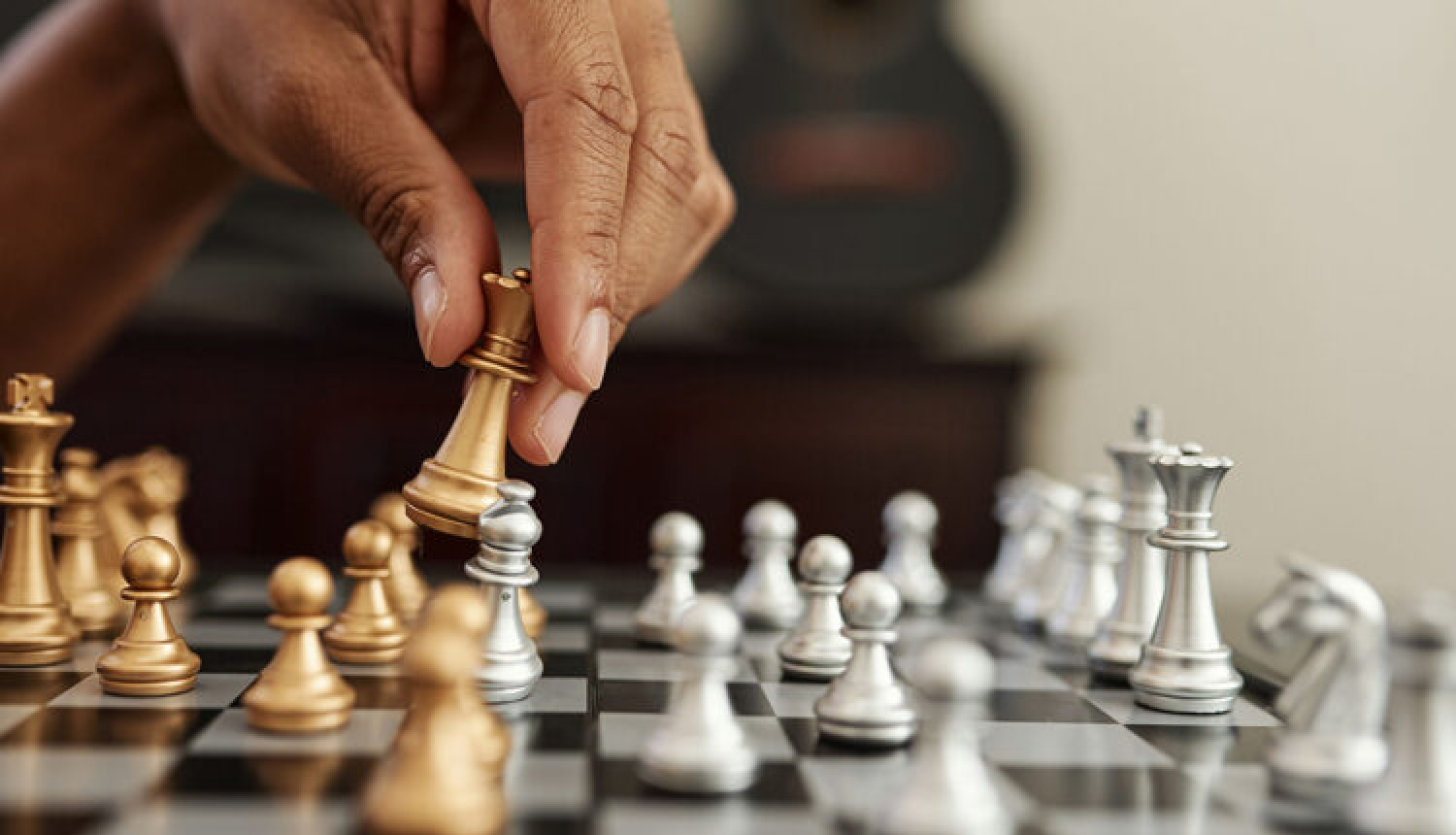 šaha figūras, galdiņš