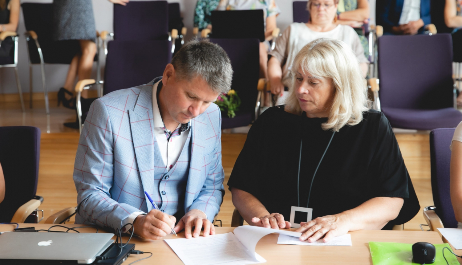 Deputāti paraksta memorandu