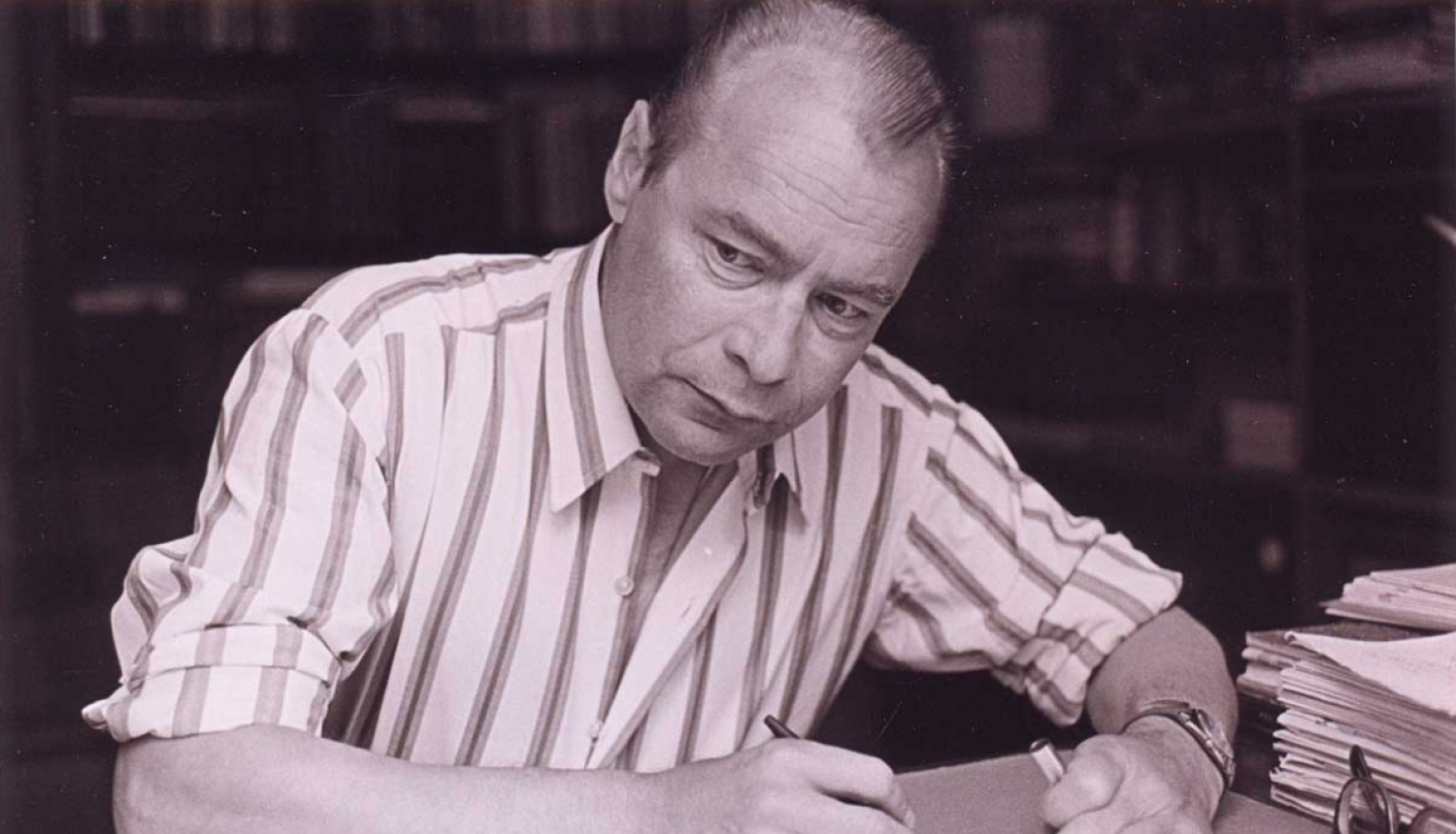 Ojārs Vācietis savā darba kabinetā