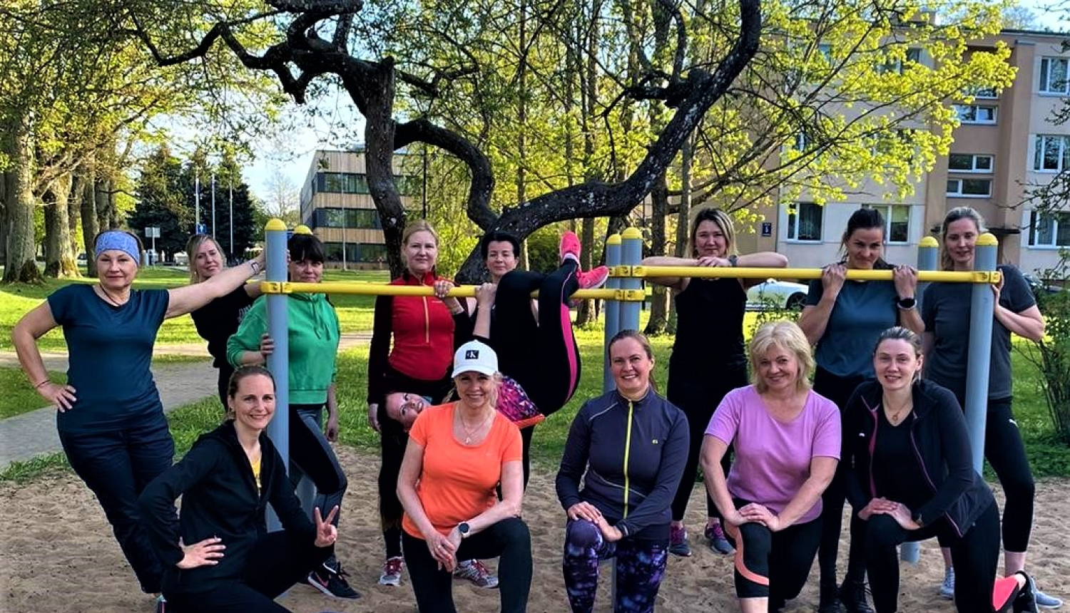 vingrotāji ārā pie vingrošanas stieņa