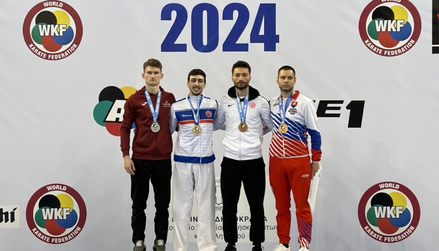 Artūrs Stepanovs, pirmais no kreisās