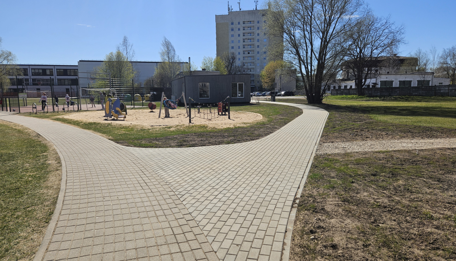 bērnu un jauniešu centrs ādažos_izbūvēts jauns bruģis