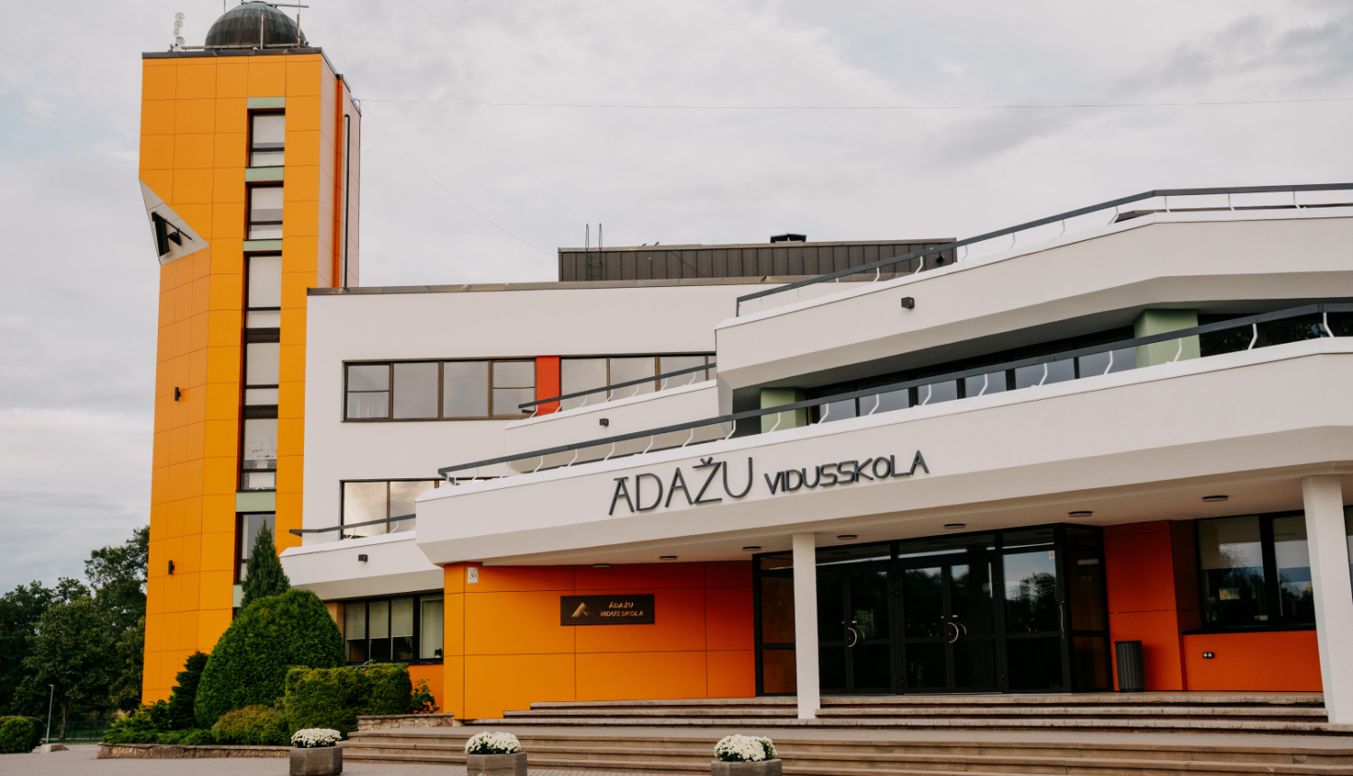 Ādažu vidusskola - centrālā ieeja