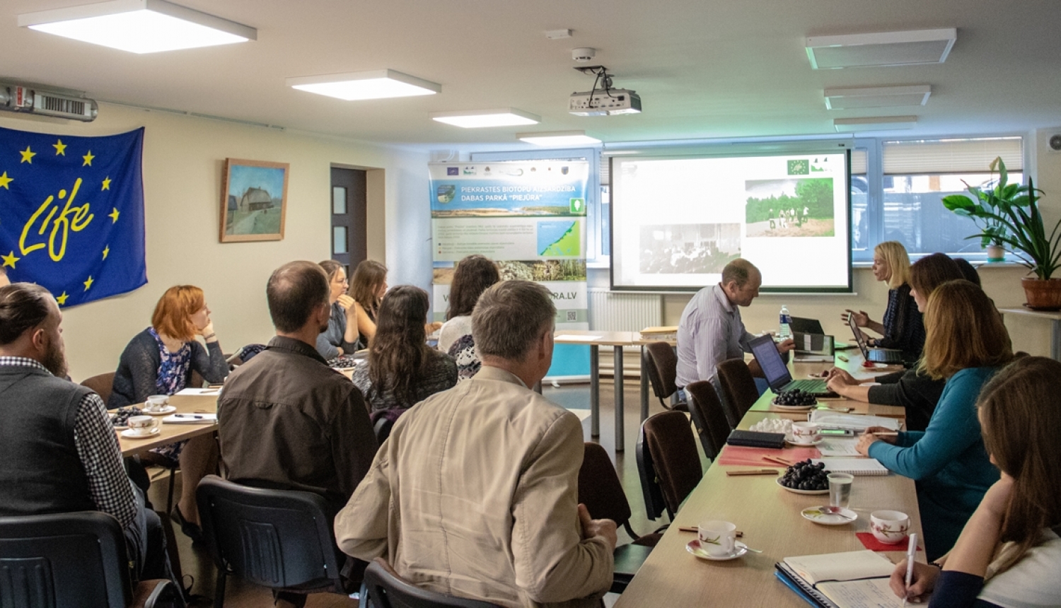 LIFE CoHaBit projekta uzraudzības grupa Carnikavā spriež par aktivitāšu monitoringu un turpmāk veicamajiem darbiem