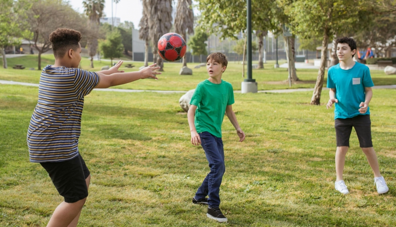 jauniešu nometne, zēni spēlē bumbu