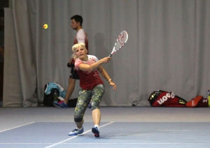 Sportisti nodarbojas ar krossmintonu